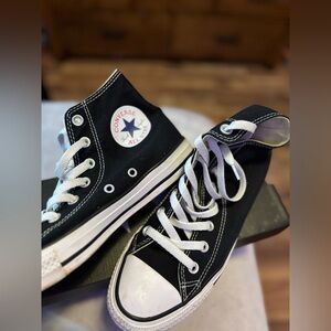 size 6 MENS/size 8 WOMENS plain black converse high tops